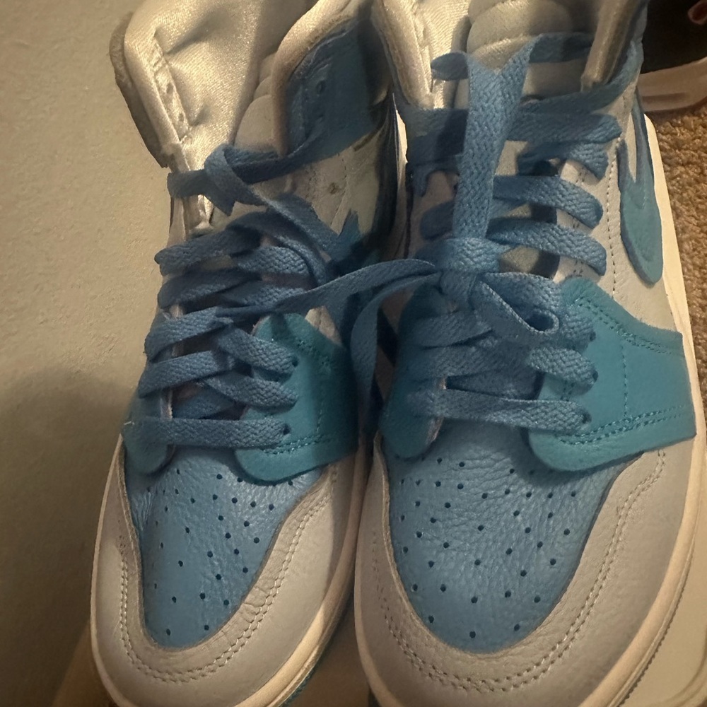 Jordan Athletic Shoes in Blue and White - Picture 4 of 7